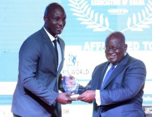Akufo Addo Presents Award To Anthony Baffoe