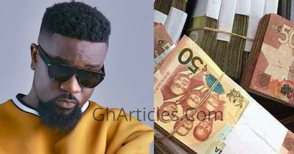 Watch The Moment Sarkodie Shakes Off Stingy Tag; Sprays Cash On Fans After Performance