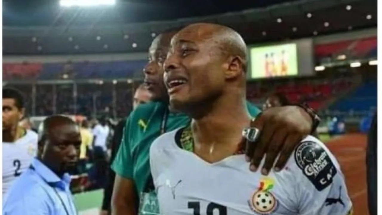 Dede Ayew In 'Pains' As Kumasi Boys Mob And Steal His Gold Wrist Watch At Baba Yara Sports Stadium (+VIDEO)